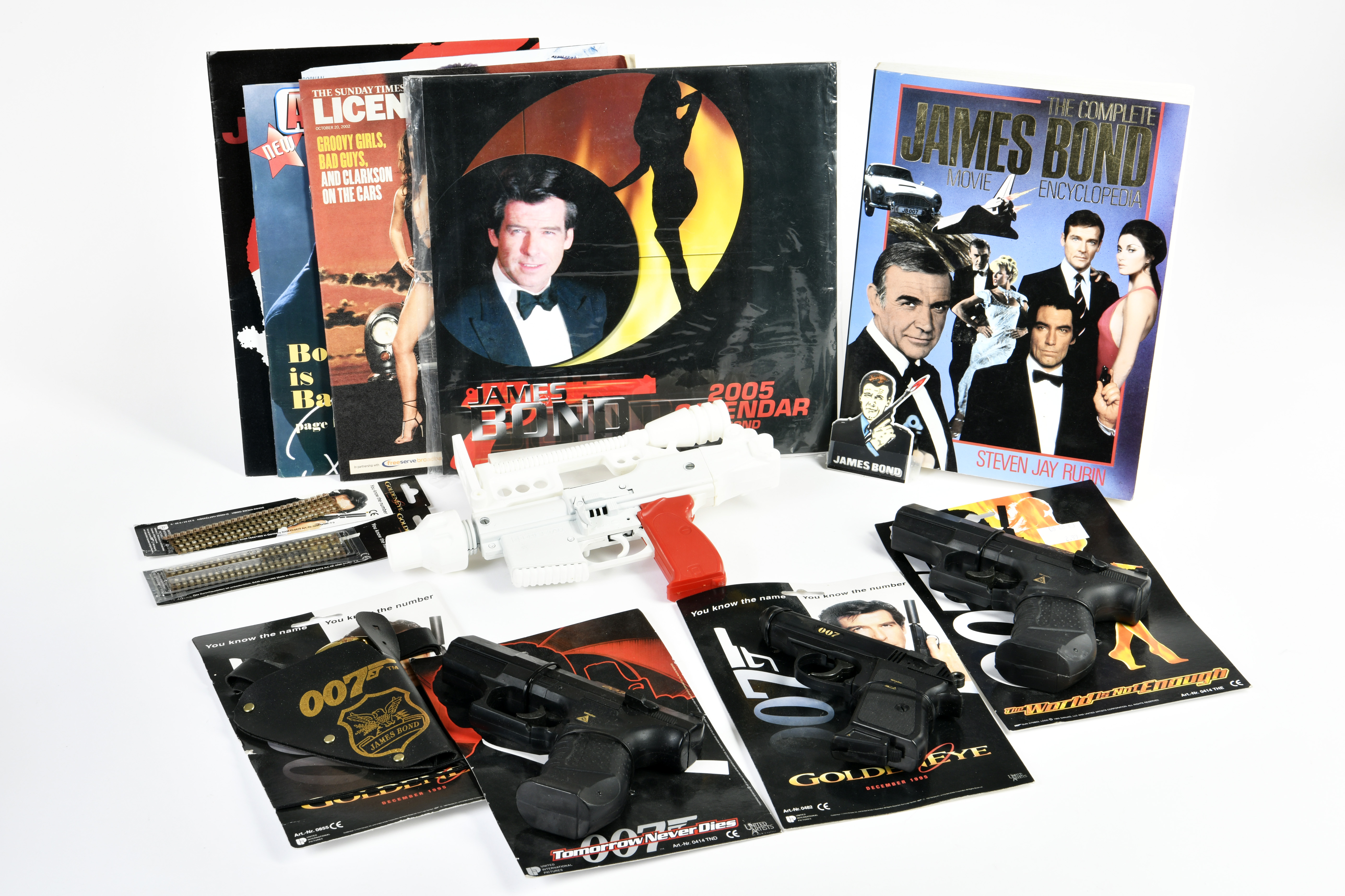 Bundle James Bond merchandising, different movies, mostly England, mostly as new