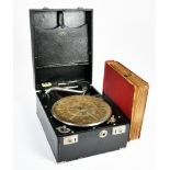 Koffergrammophon, um 1920/30 + 10 Schellack platten (Rock`n Roll und Karneval)