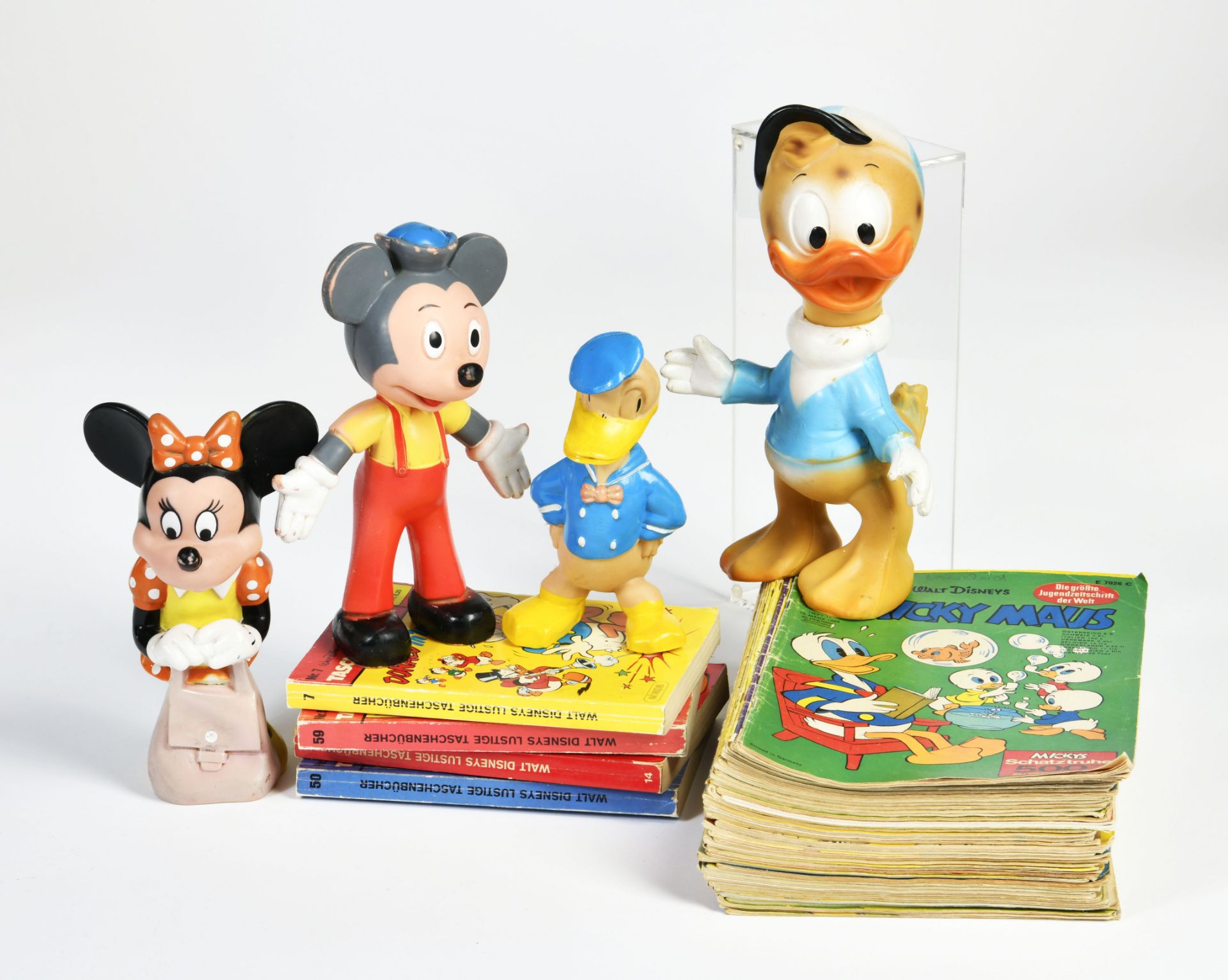 Walt Disney, 4 figures, 38 books, mostly 70s, 17-26cm, mixed conditions, please inspect