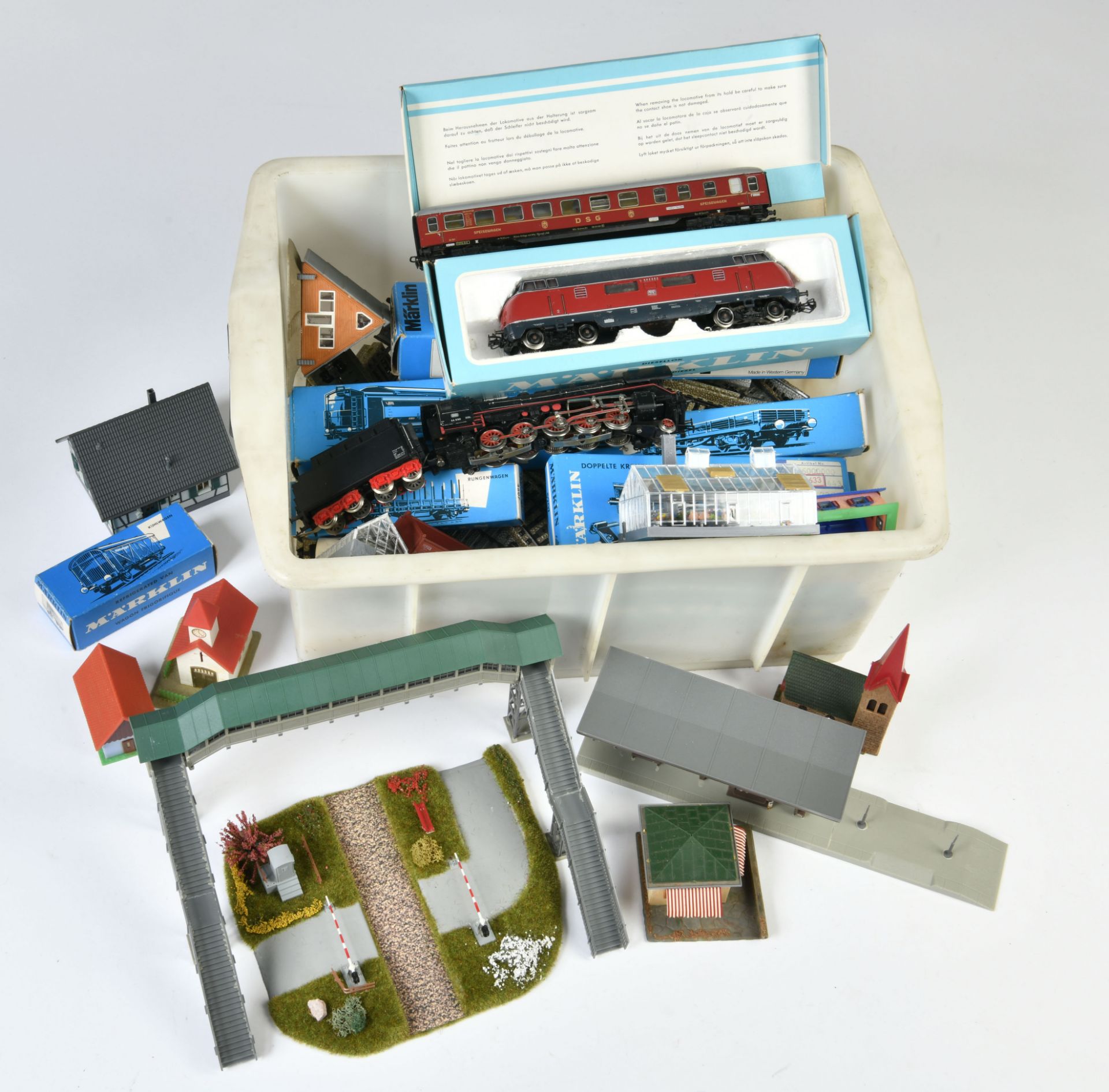 Märklin u.a., Dampflok 44690, V 200, Wagen, Schienen, Gebäude