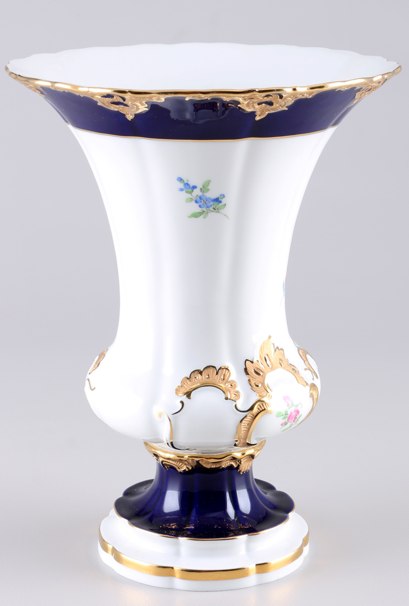 Meissen Flower Bouquet with royal blue rim large crater vase 1st choice, große Kratervase 1.Wahl, - Image 2 of 3