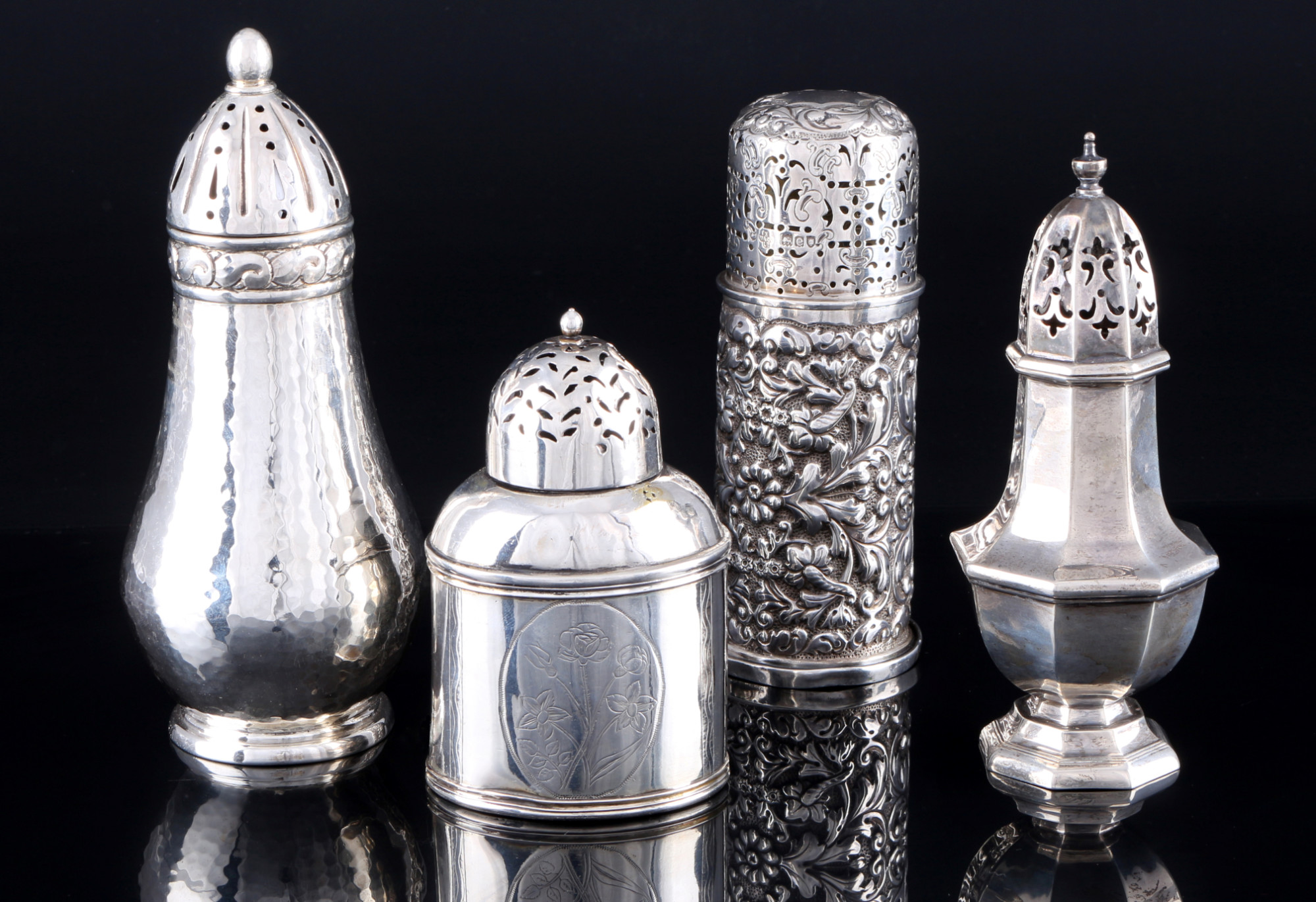 812,5 - 925 silver 4 muffineers / sugar shakers, including England & Denmark, Silber Zuckerstreuer,