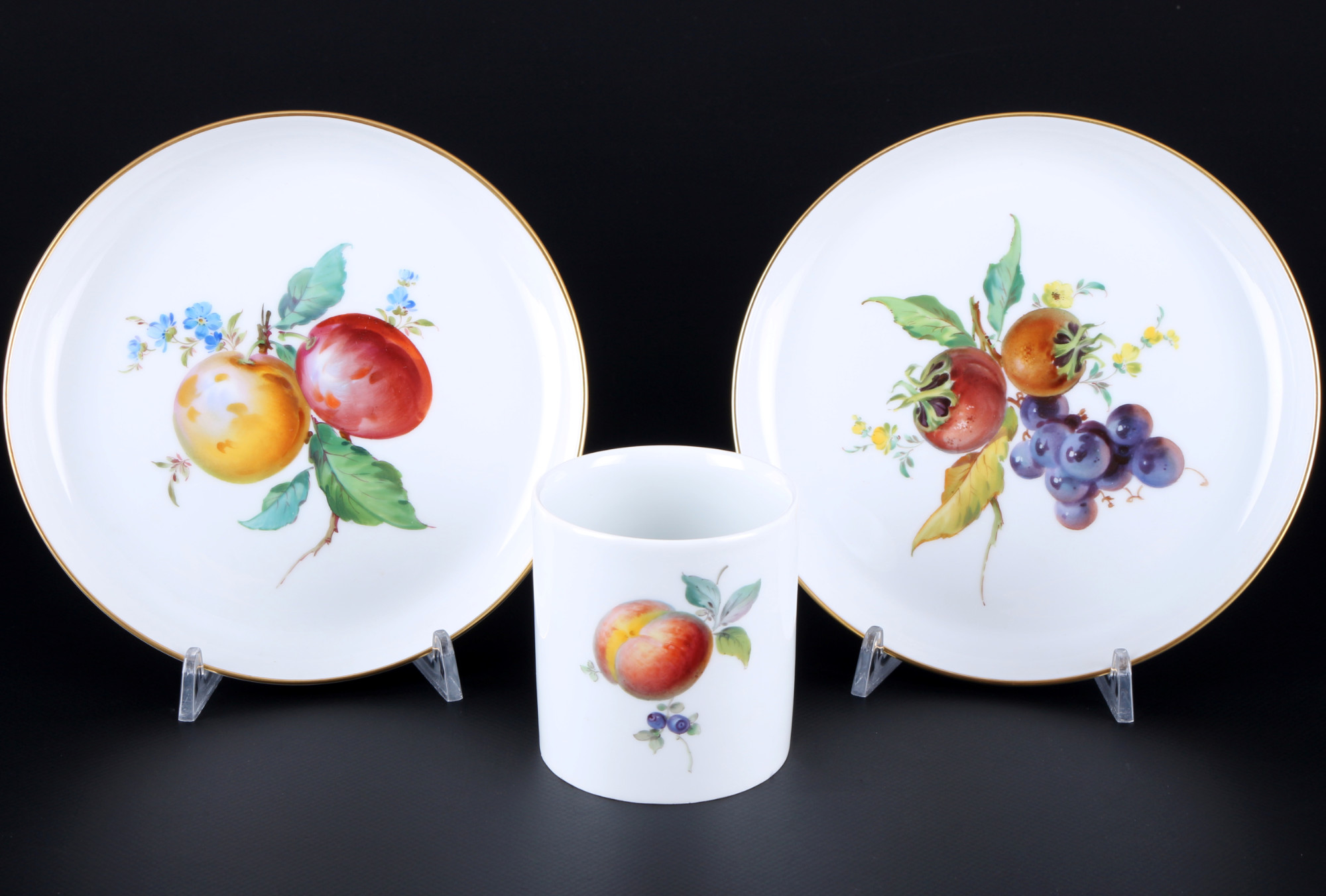 Meissen Fruits 2 splendor plates and cup 1st choice, Prunkteller mit Becher 1.Wahl,