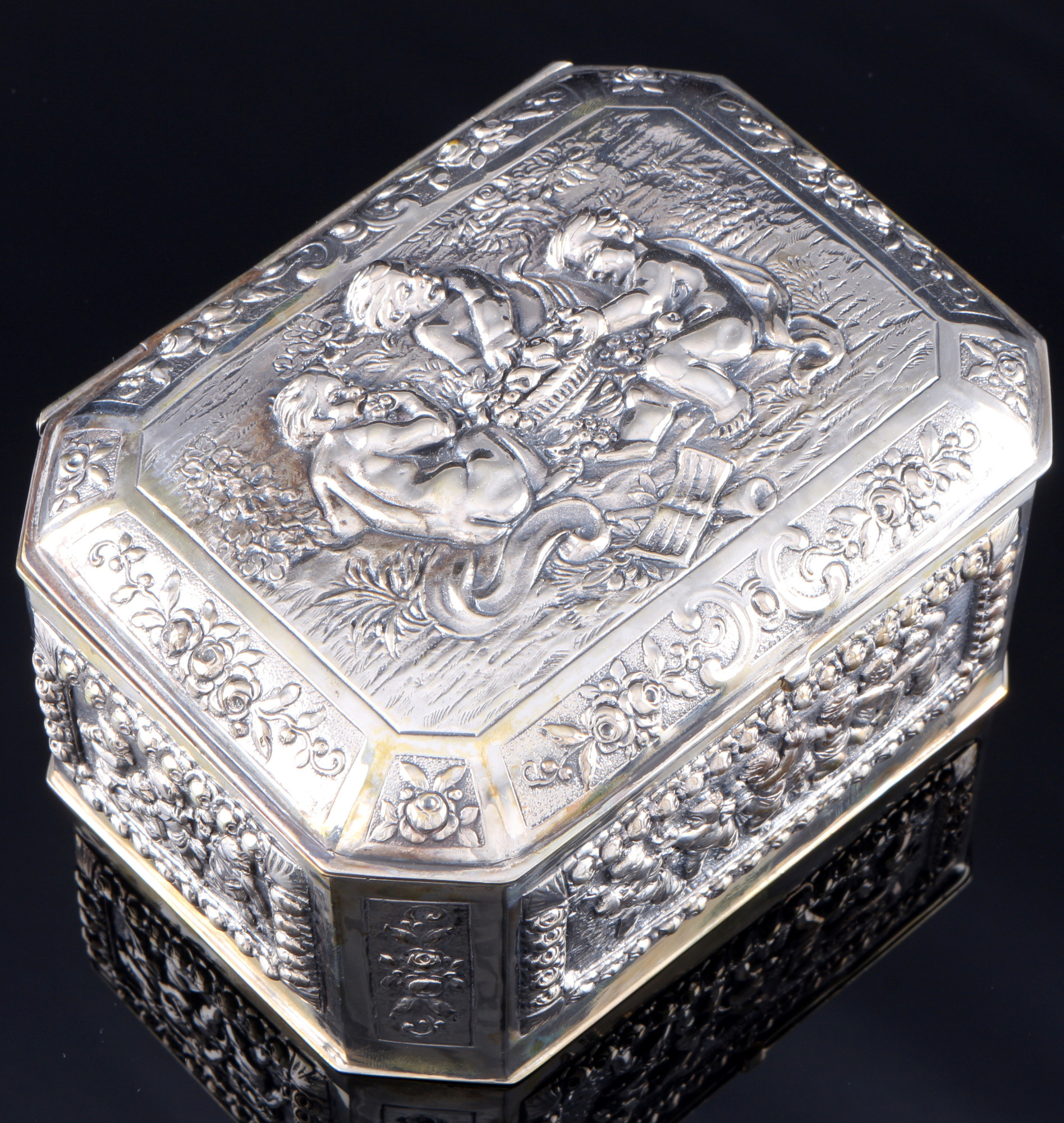 800 silver lidded box with cupids and roses, Christoph Widmann, Silber Deckeldosen mit Putten und Ro - Image 2 of 5