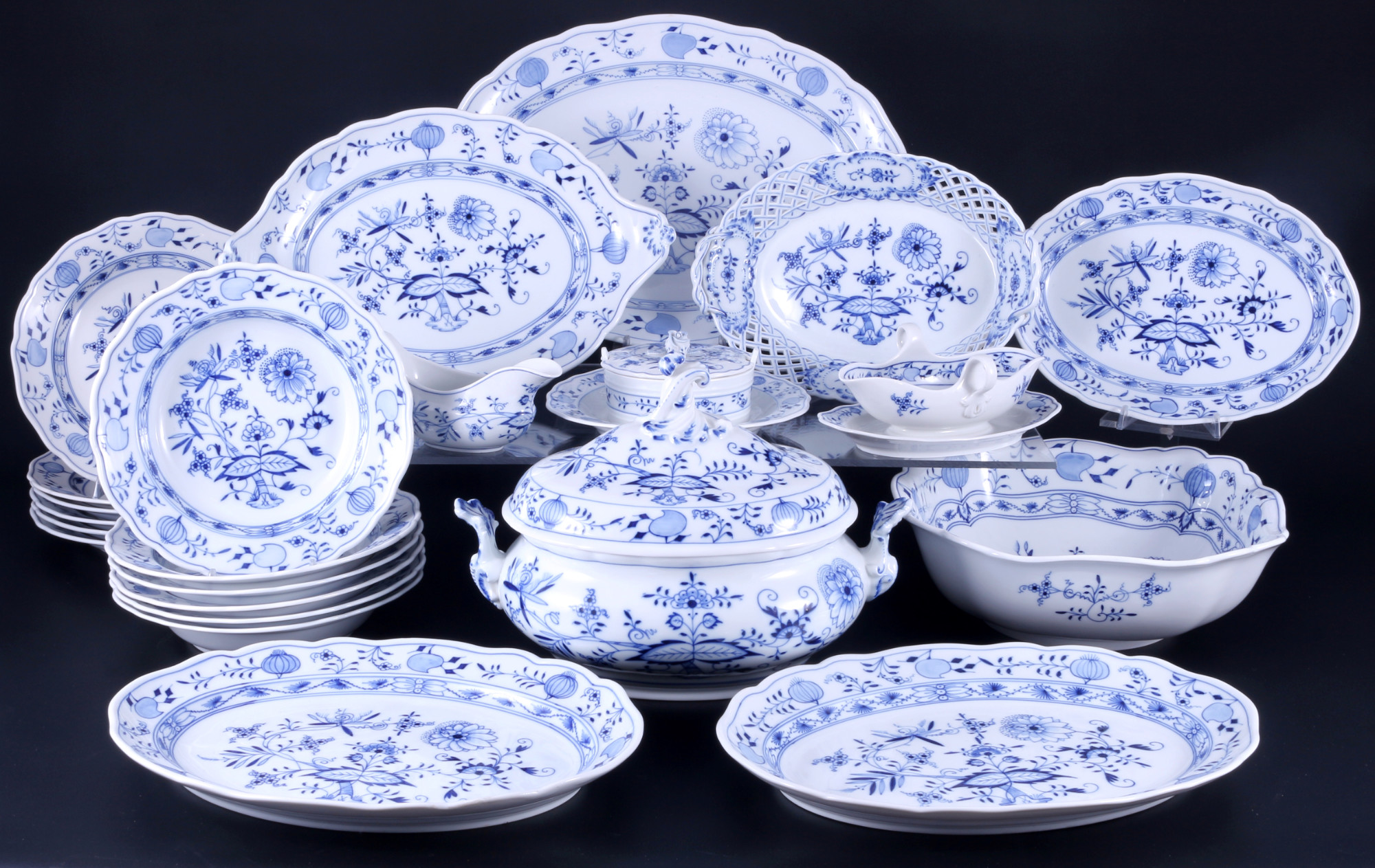 Meissen Onion Pattern dinner service for 6 persons 1st choice, Speiseservice 1.Wahl,