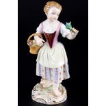 Meissen Gärtnerkind - Mädchen mit Blumenkorb 1.Wahl, Knaufmarke, gardener child girl with flower bas