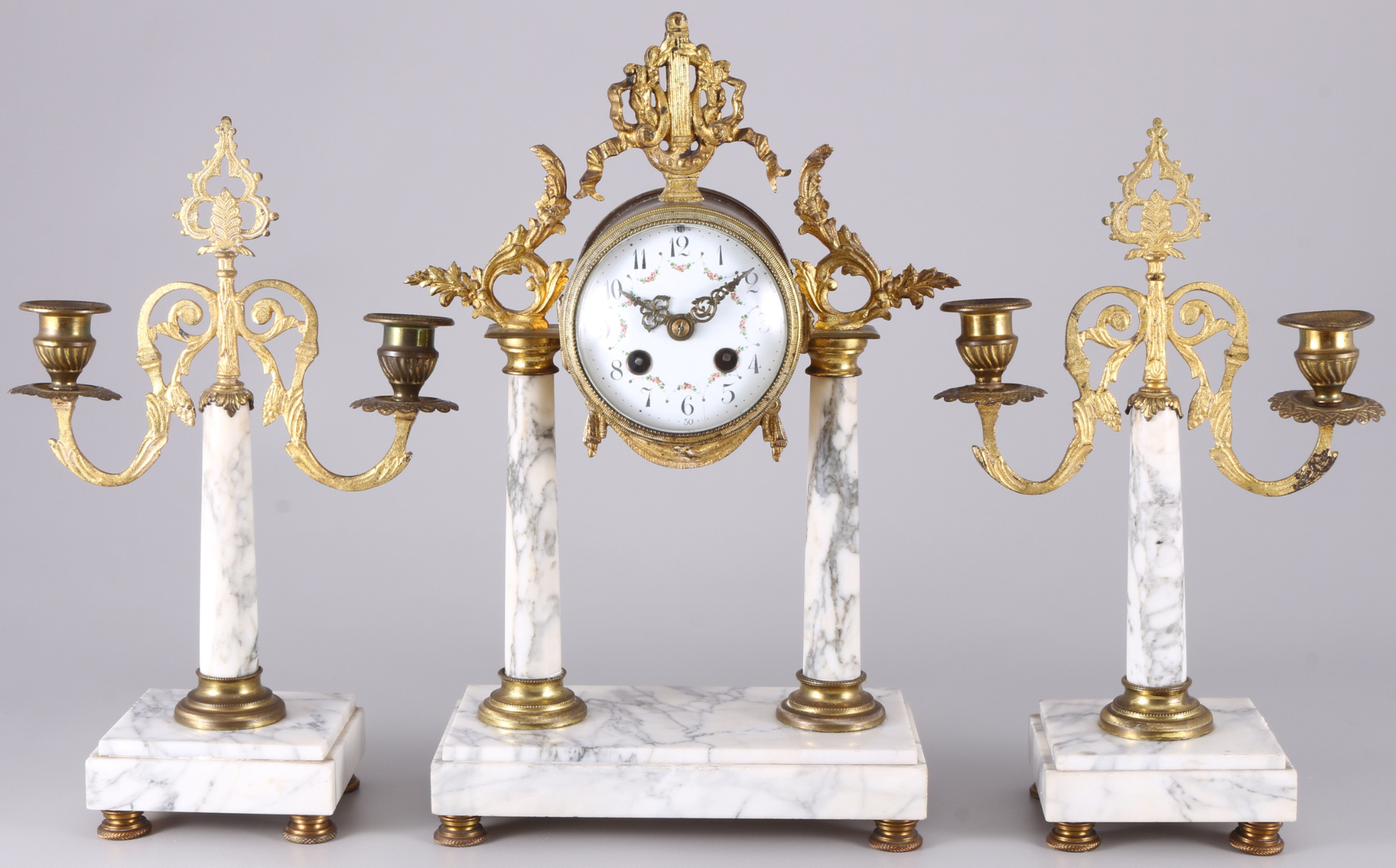 French mantel clock ca. 1900, Kaminuhr mit Leuchterpaar, Frankreich um 1900