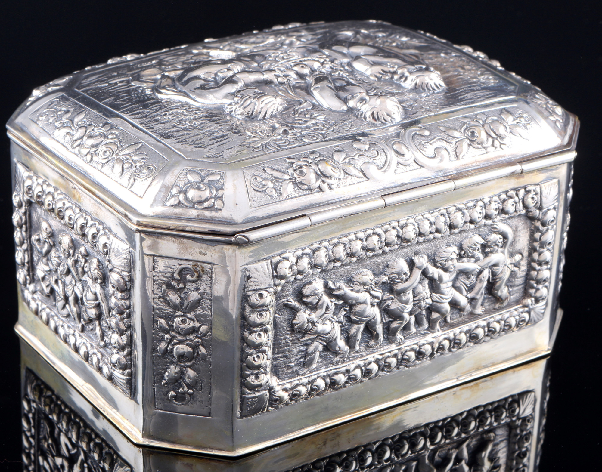 800 silver lidded box with cupids and roses, Christoph Widmann, Silber Deckeldosen mit Putten und Ro - Image 4 of 5