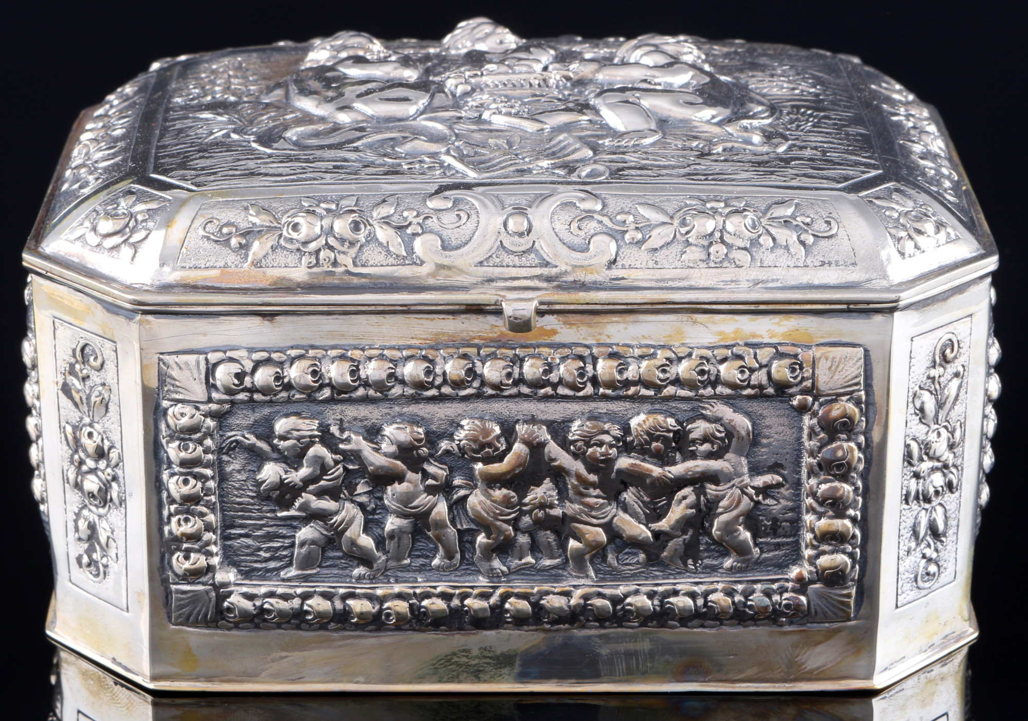 800 silver lidded box with cupids and roses, Christoph Widmann, Silber Deckeldosen mit Putten und Ro