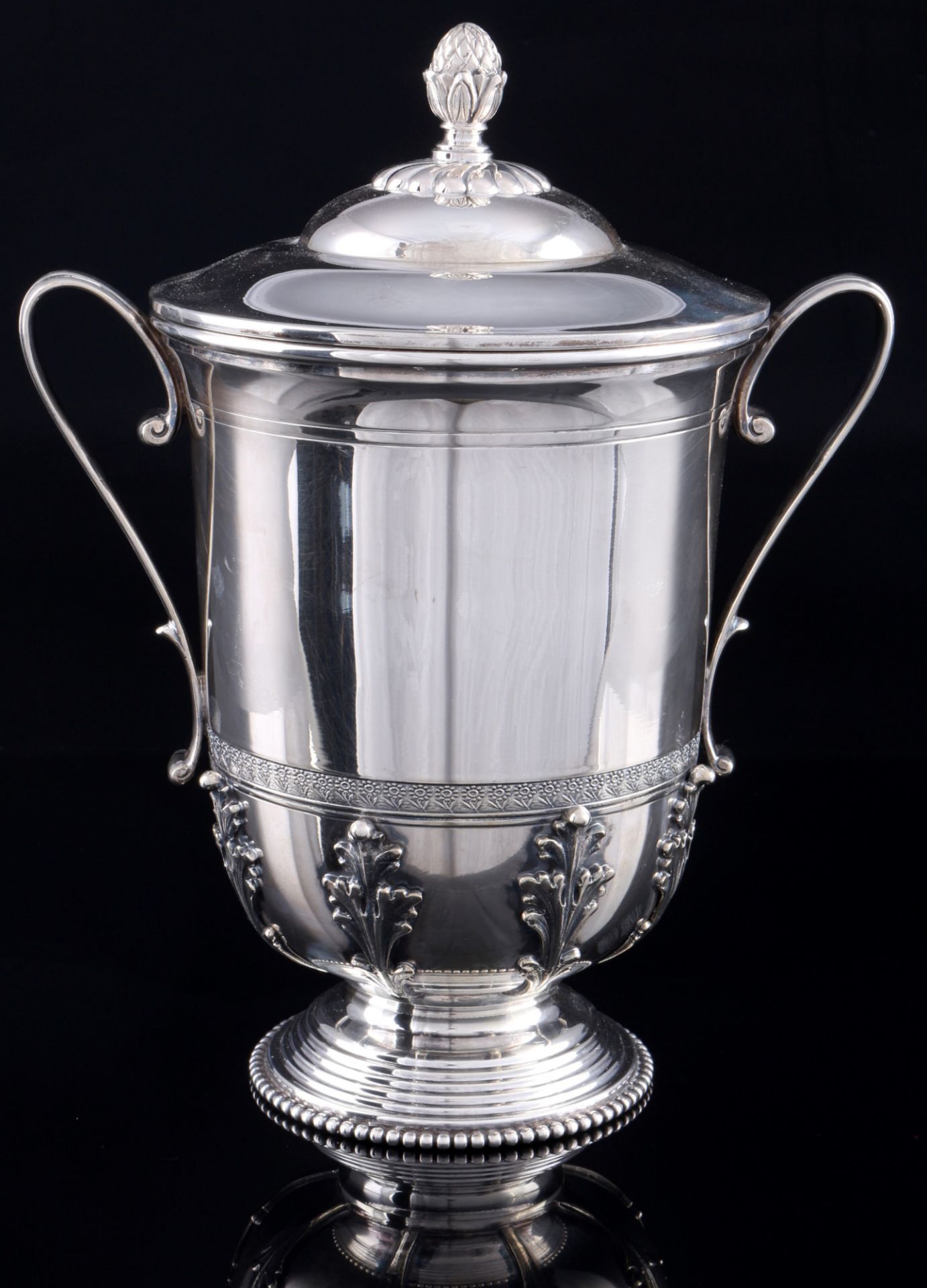 Laboratorio D'Argenteria Arno Fassi 800 silver twin handled lidded cup, Silber Deckelpokal,