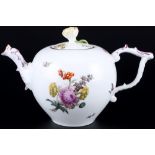 Meissen 18. Jahrhundert Blumenbukett Teekanne, tea pot 18th century,