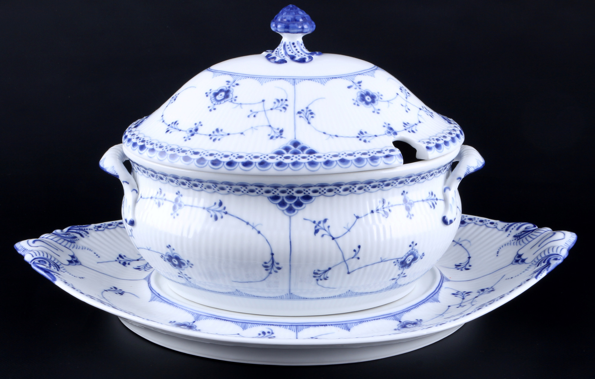 Royal Copenhagen Musselmalet large tureen with platter, große Deckelterrine mit Platte,