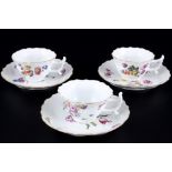 Meissen 18. Jahrhundert Blume 3 kleine Tassen, small cups with saucers 18th century,