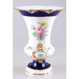 Meissen Blumenbukett mit kobaltblauem Rand große Kratervase 1.Wahl, large crater vase 1st choice,