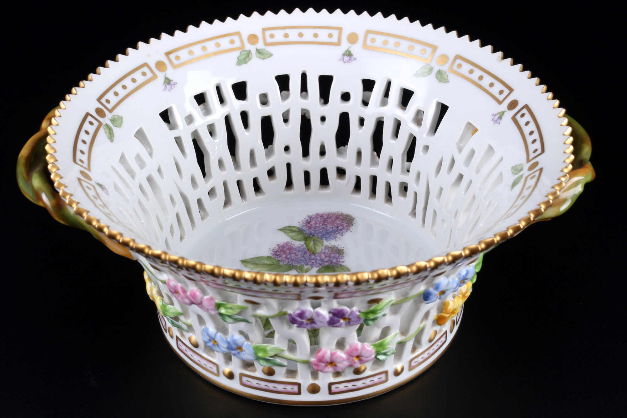 Royal Copenhagen Flora Danica cutwork basket 3532 1st choice, Henkelkorb,