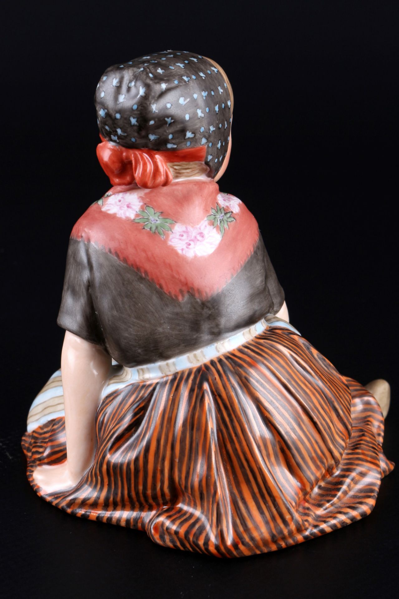 Royal Copenhagen national costume Faroe girl 1st choice, Trachtenkind Faroer, - Image 3 of 5