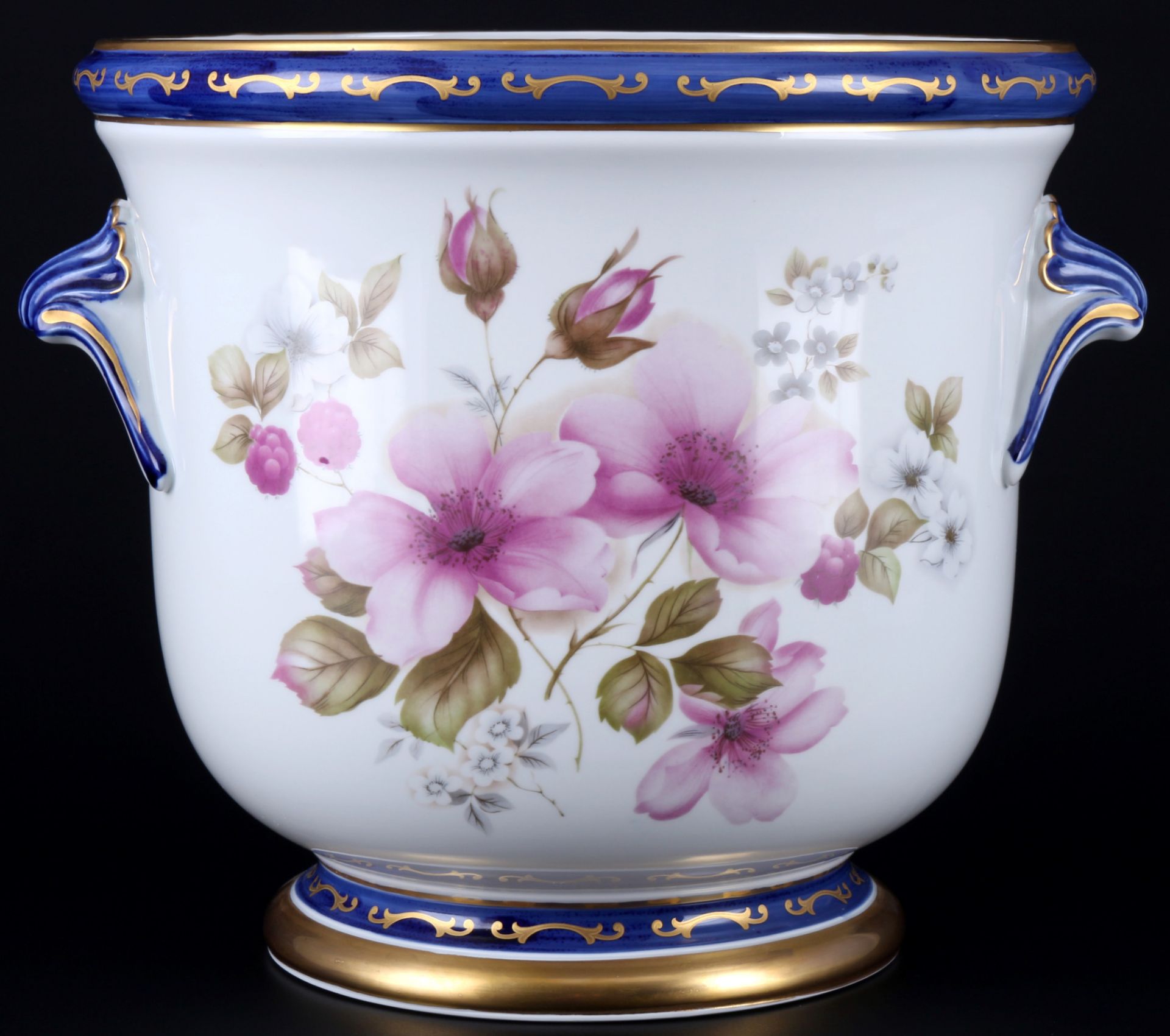 Sevres large cachepot with raspberry blossoms, großer Übertopf,