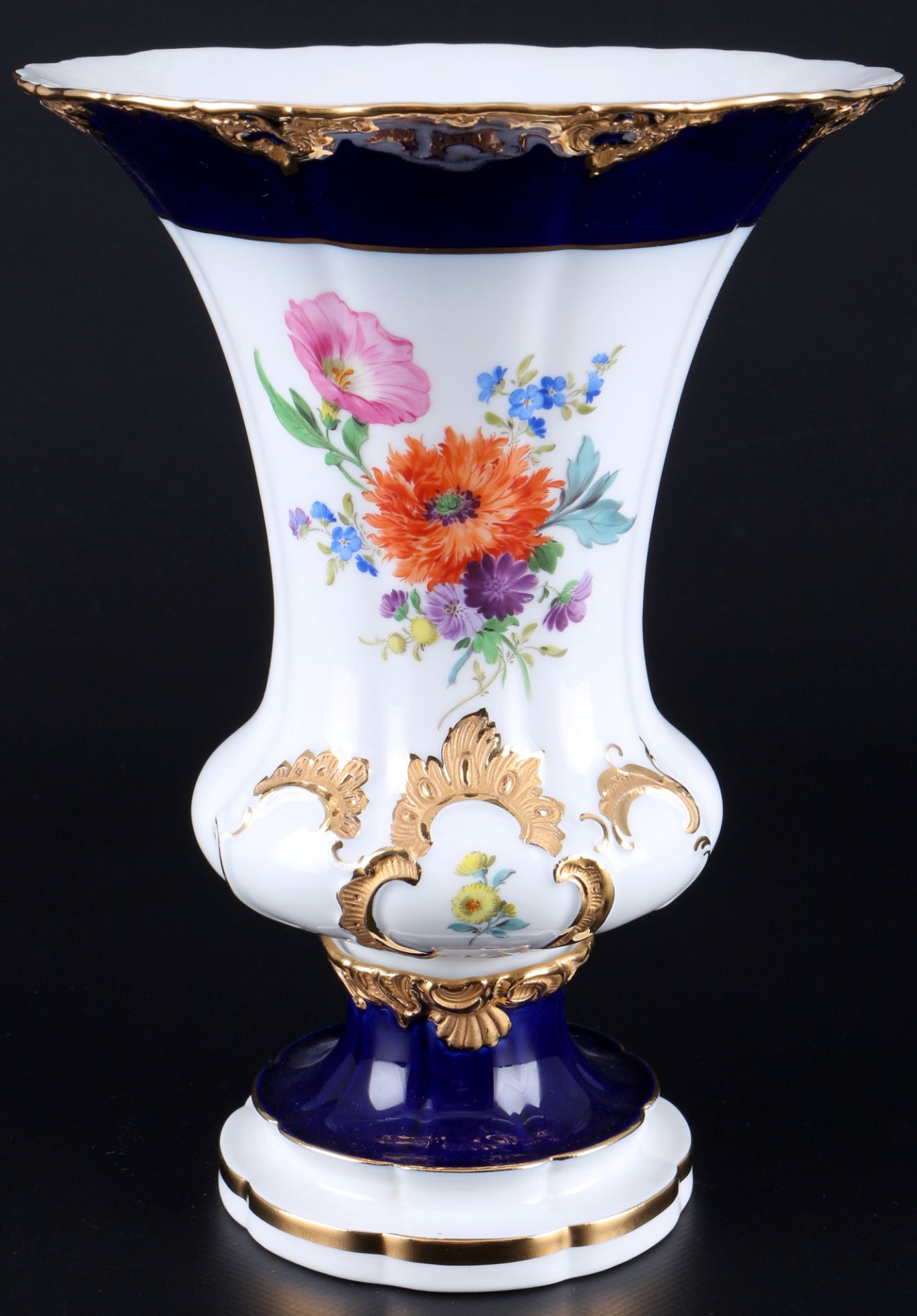 Meissen Blumenbukett mit kobaltblauem Rand große Kratervase 1.Wahl, large crater vase 1st choice,