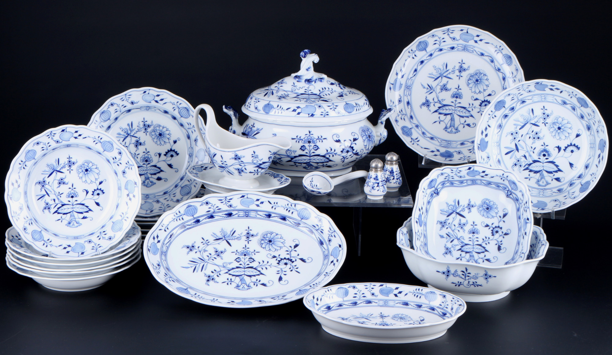 Meissen Onion Pattern extensive dinner service for 6 persons 1st choice, umfangreiches Speiseservice