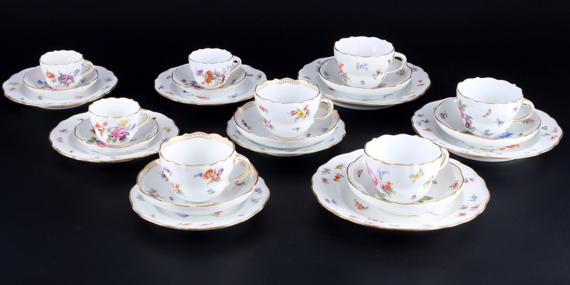 Meissen Flower Bouquet with Insects 8 cups with dessert plates 1st choice, knob mark, Gedecke 1.Wahl