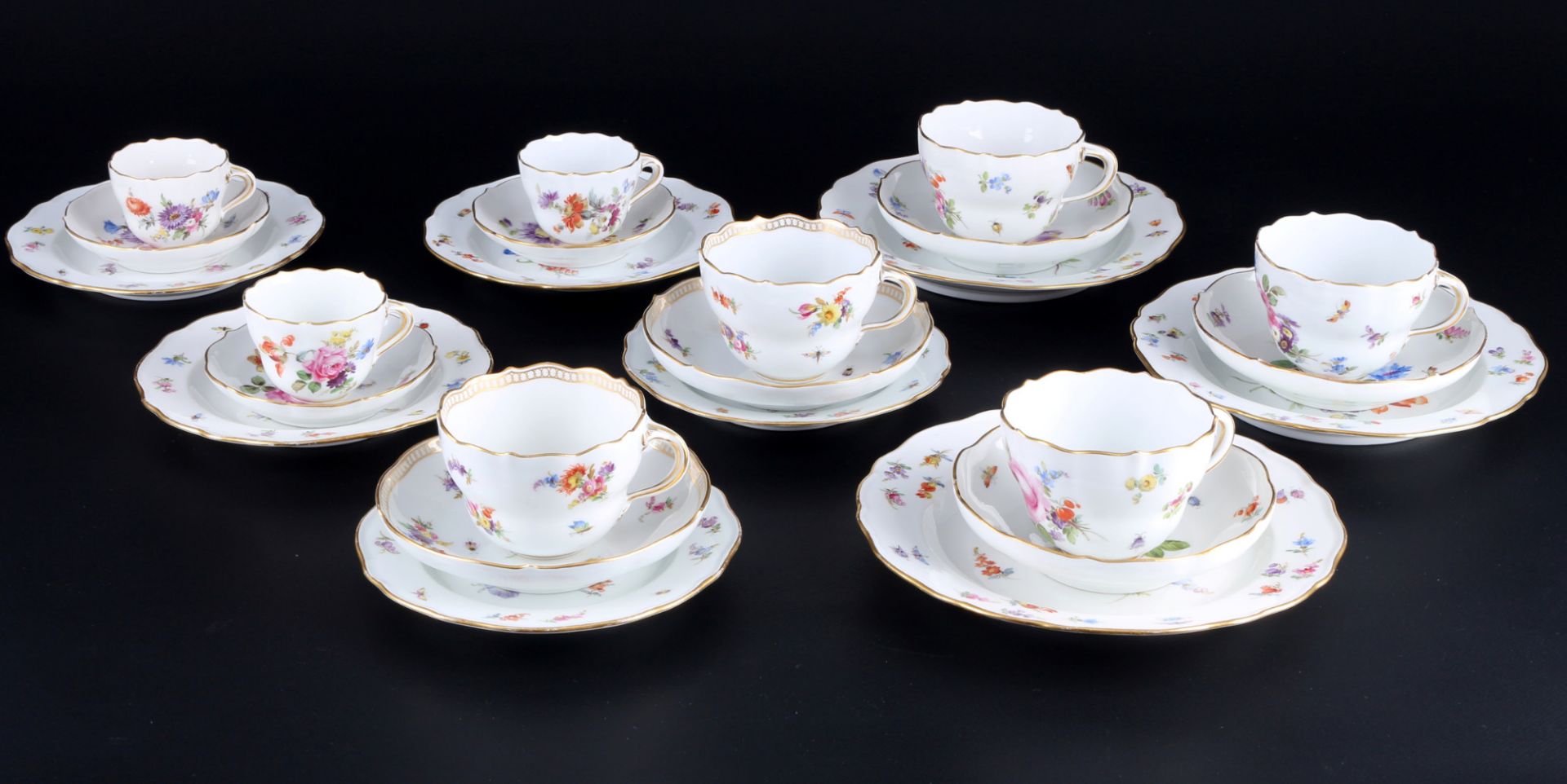 Meissen Blumenbukett mit Insekten 8 Gedecke 1.Wahl, Knaufmarke, cups with dessert plates 1st choice,