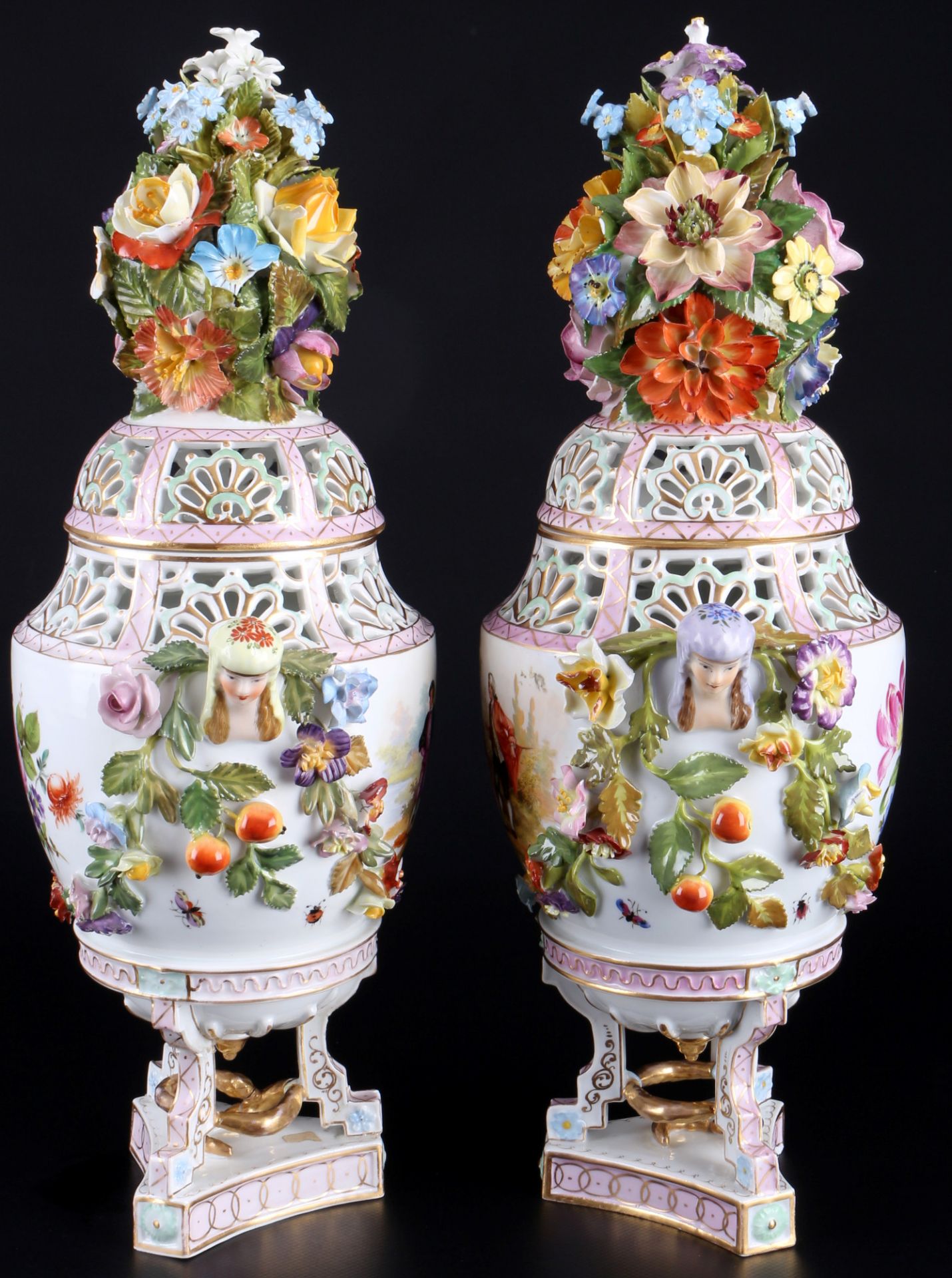 Potschappel Dresden Paar Potpourri-Vasen mit Figurenszenerie und Blumenbukett, pair of lidded potpou - Bild 6 aus 11