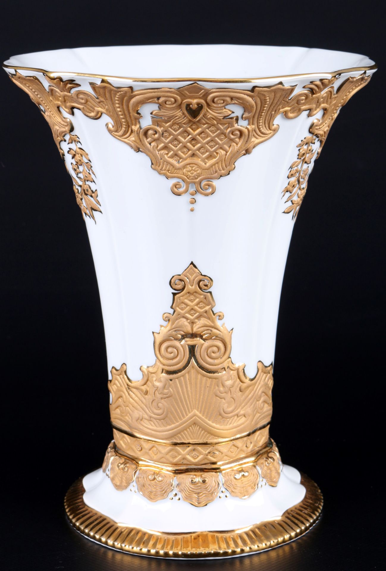 Meissen Prunkvase goldstaffiertes Reliefdekor, splendor vase gold staffed relief,