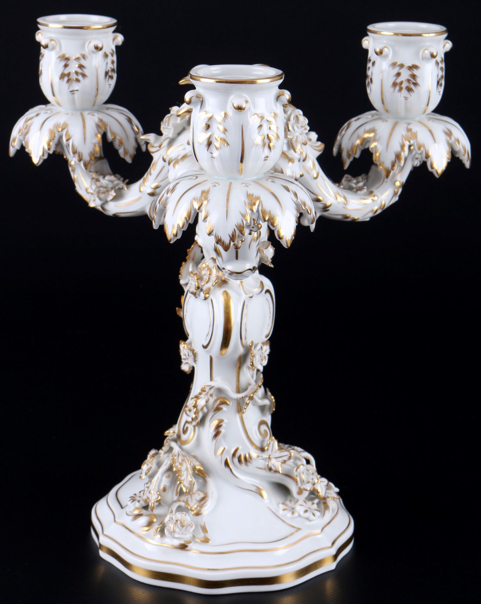 Meissen Kerzenständer Golddekor mit plastischen Blüten 1.Wahl, 3-flammig, candlestick,