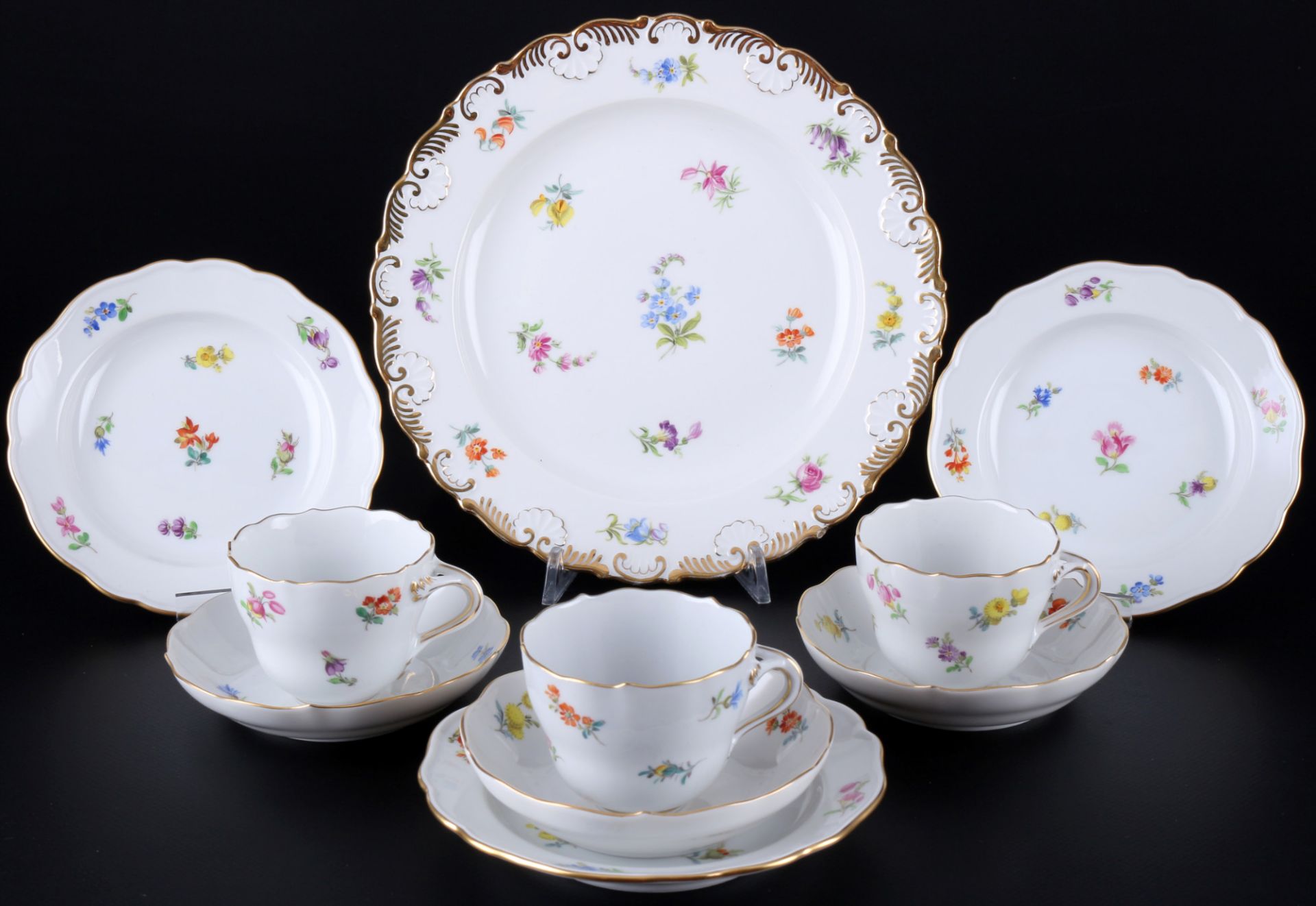 Meissen Strewn Flowers 3 mocha coffee cups with splendor plate, Mokkagedecke mit Prunkteller,