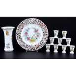 Herend Victoria / Fleur de Indes 9 Schnapsbecher mit Vase und Durchbruchteller, liqueur cups with v