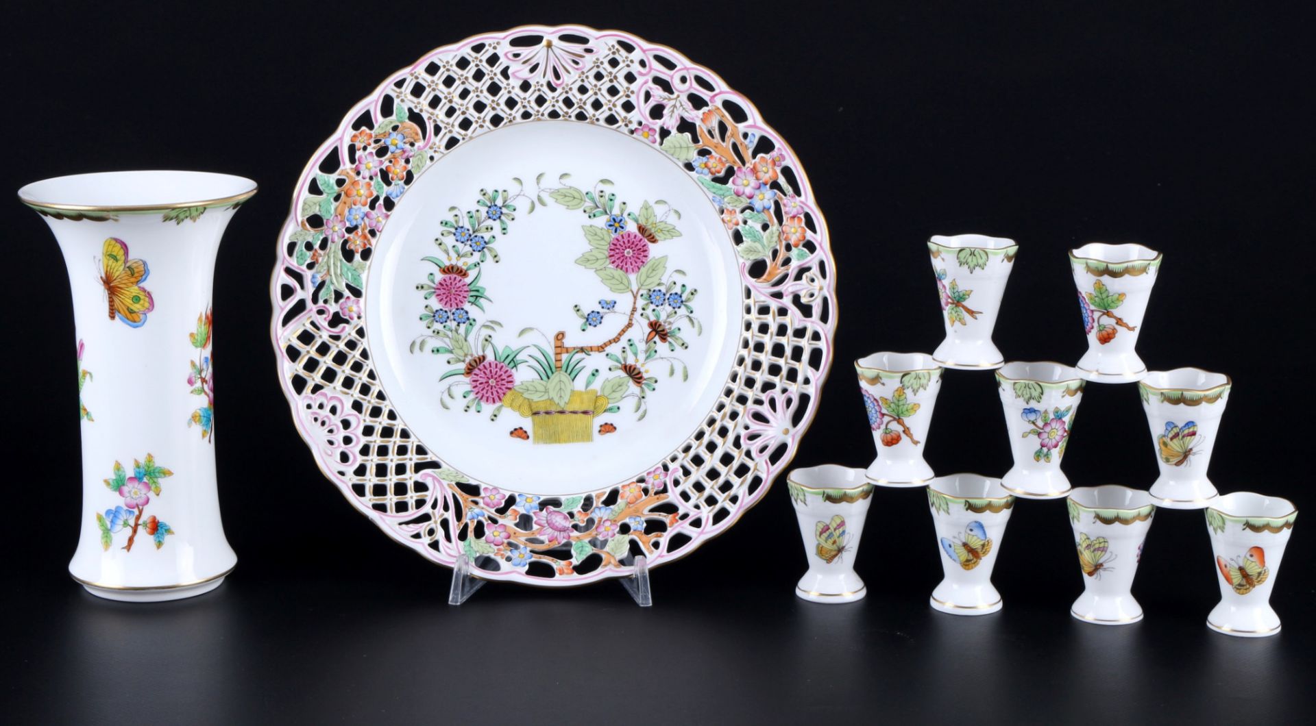 Herend Victoria / Fleur de Indes 9 Schnapsbecher mit Vase und Durchbruchteller, liqueur cups with v