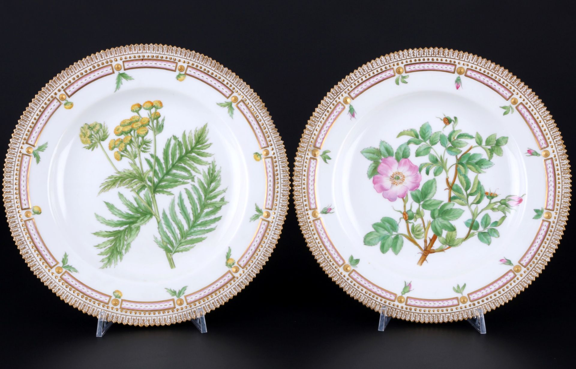 Royal Copenhagen Flora Danica 2 Speiseteller 3549, dinner plates 1st choice,