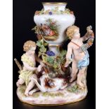 Meissen Urnenvase mit zwei Putten 1.Wahl, Knaufmarke, urn vase with cherubs 1st choice,