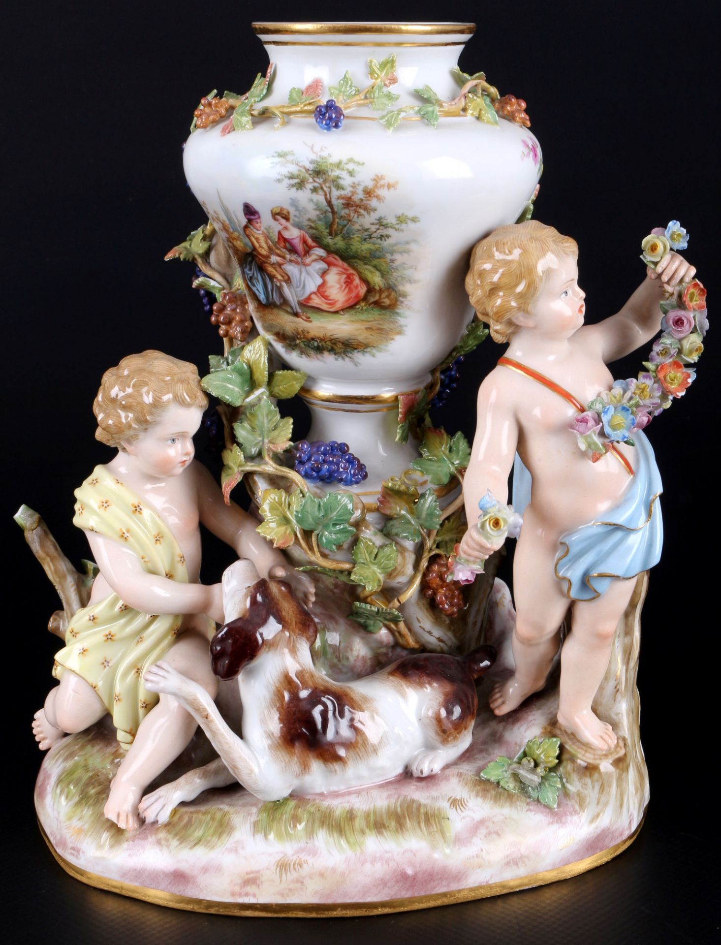 Meissen Urnenvase mit zwei Putten 1.Wahl, Knaufmarke, urn vase with cherubs 1st choice,