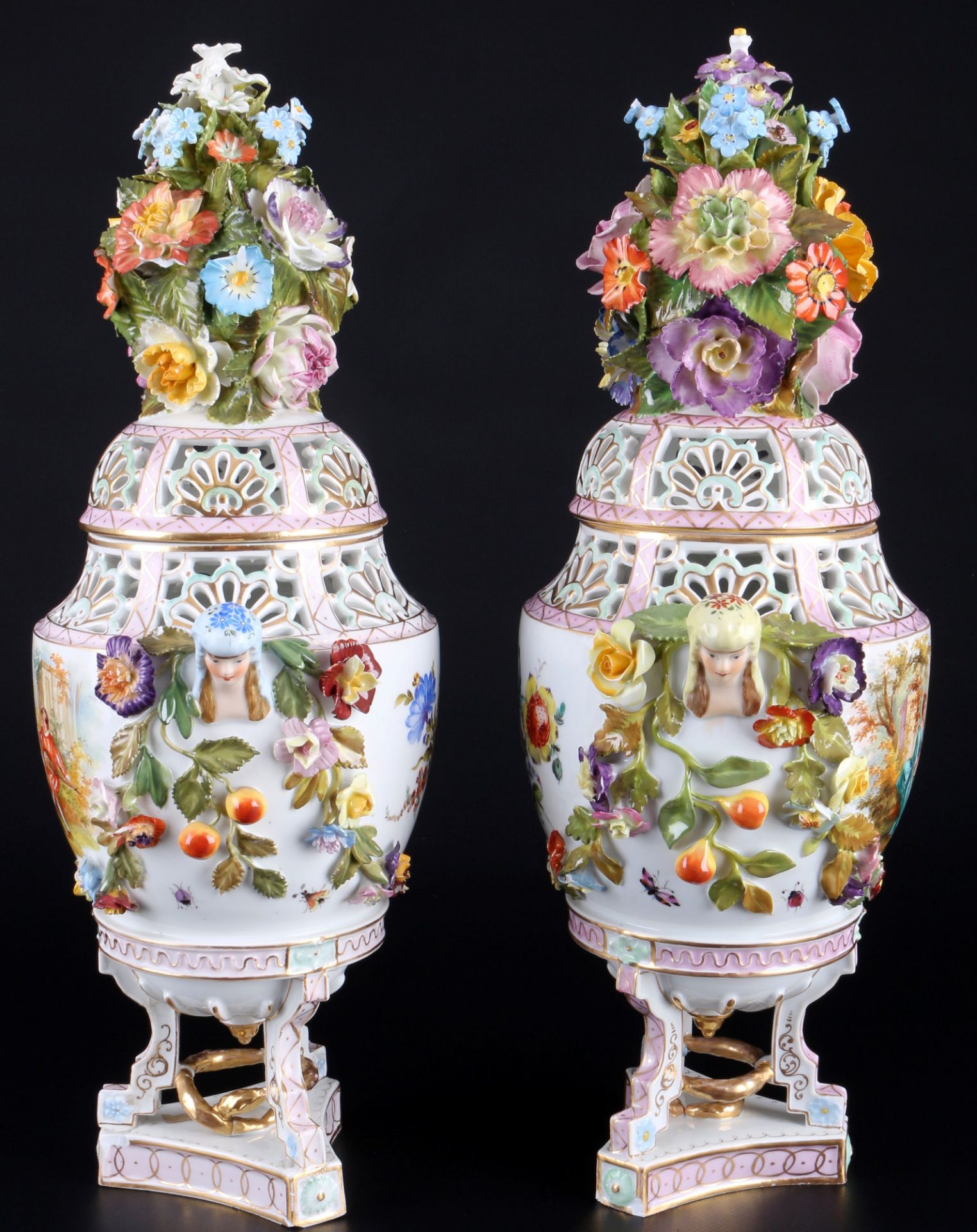 Potschappel Dresden Paar Potpourri-Vasen mit Figurenszenerie und Blumenbukett, pair of lidded potpou - Bild 4 aus 11