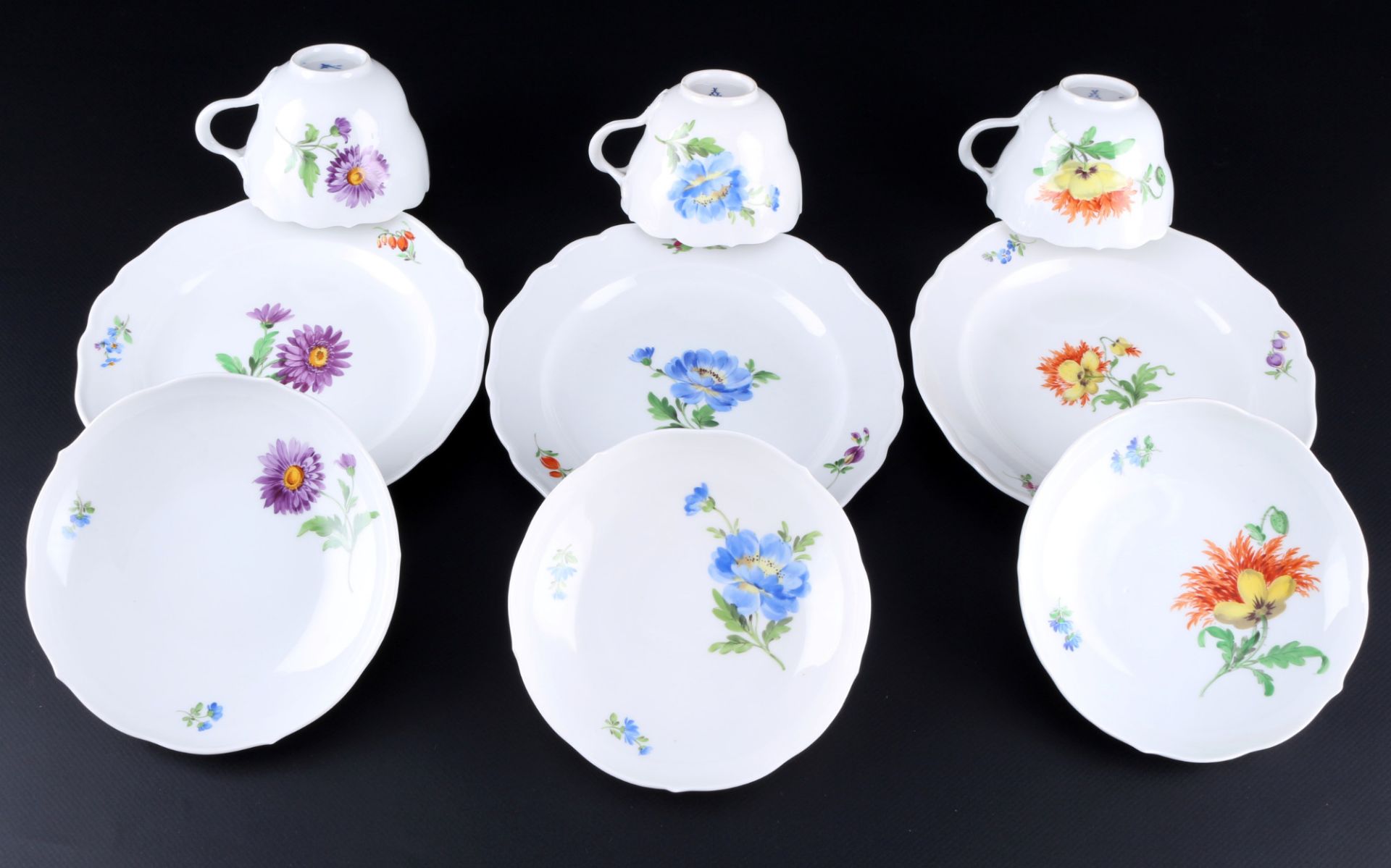 Meissen Flowers small tea pot and 3 cups with dessert plates, kleine Teekanne mit 3 Gedecken, - Image 2 of 5
