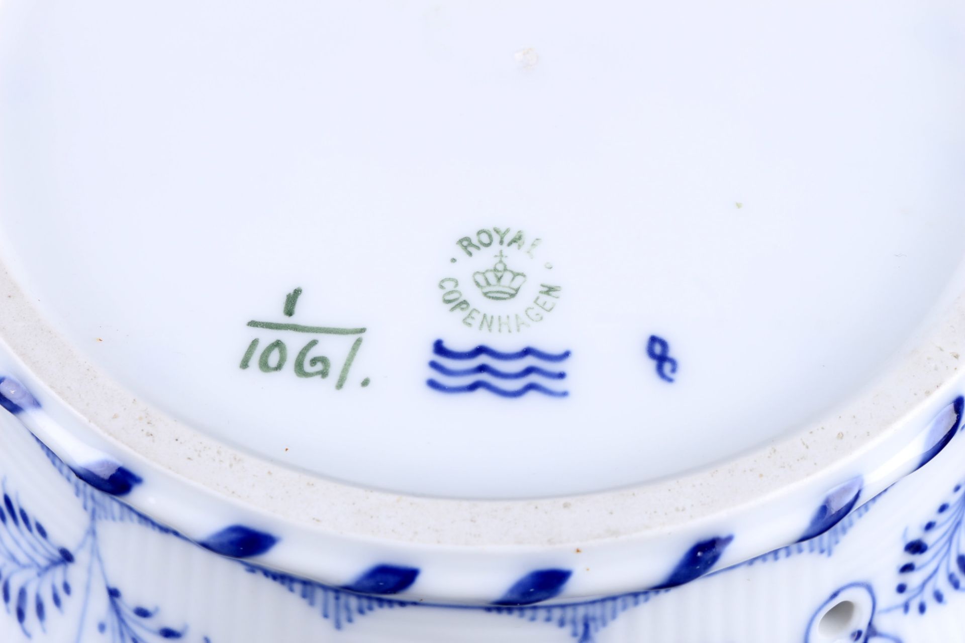 Royal Copenhagen Musselmalet Full Lace fruit basket 1061 1st choice, Vollspitze Obstkorb, - Image 3 of 3