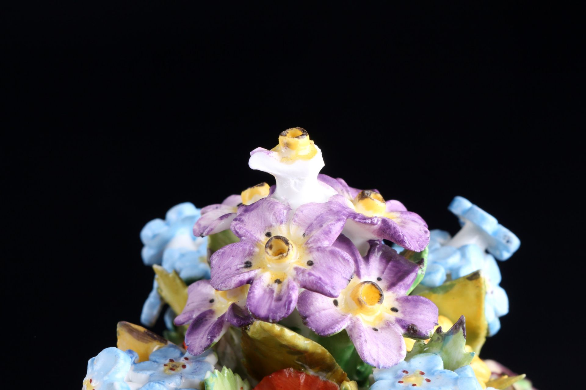 Potschappel Dresden pair of lidded potpourri vases with figure scenery and flower bouquet, Paar Potp - Image 8 of 11