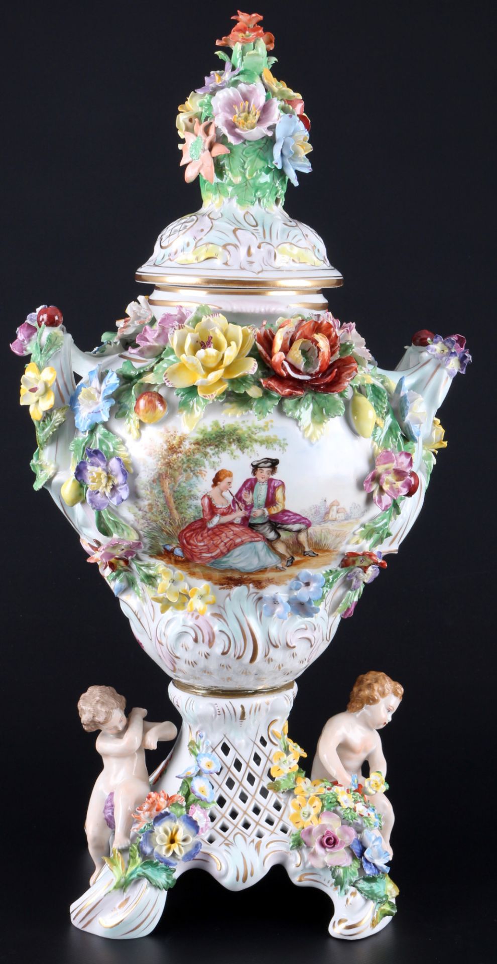 Potschappel Dresden large lidded potpourri vase with romantic figure scenery, Potpourri-Vase,