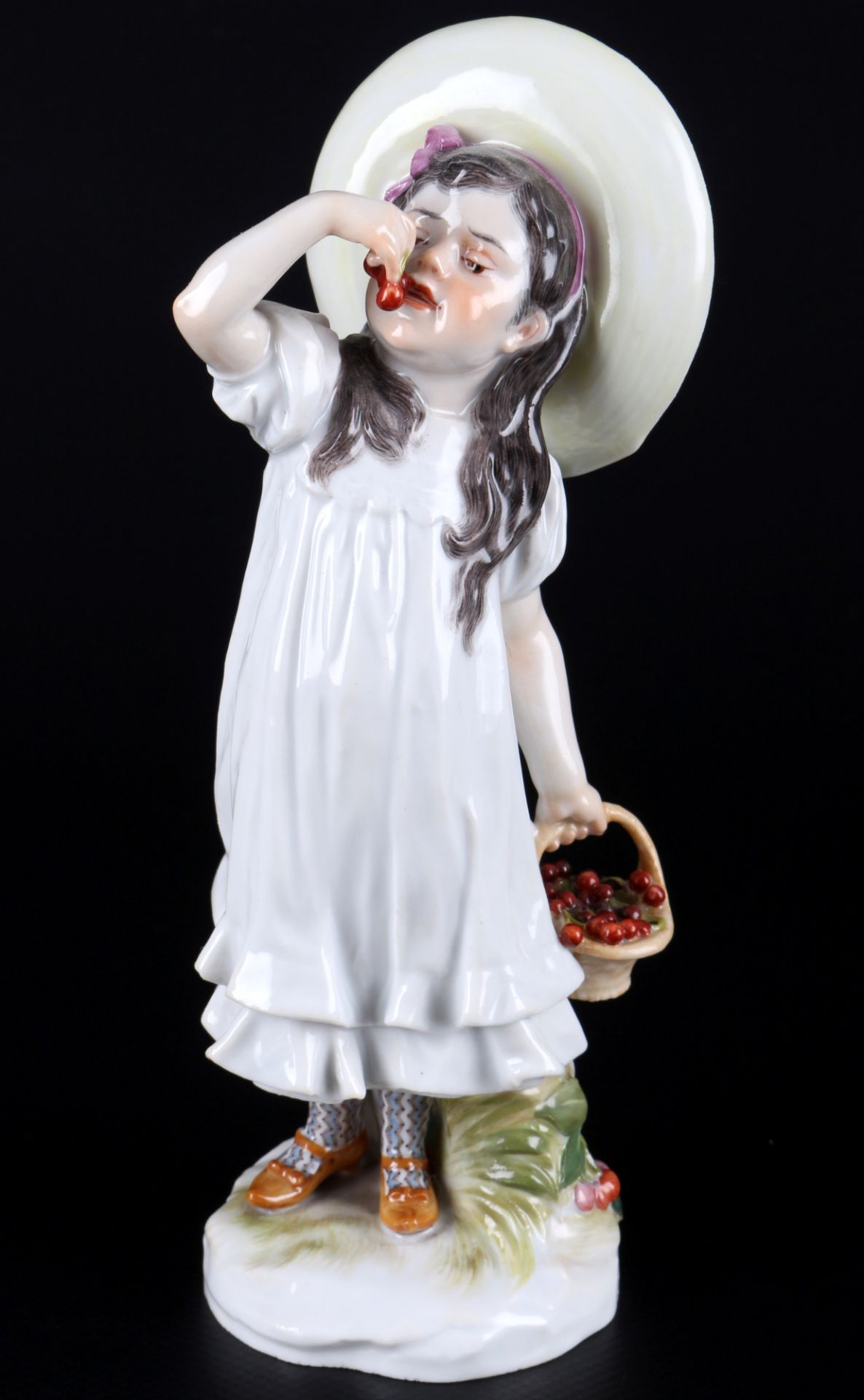 Meissen girl with cherries 1st choice, P. Helmig, knob mark, Mädchen mit Kirschen 1.Wahl,