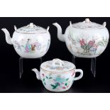 China Famille Rose 3 Teekannen Qing-Periode 1840-1912, 3 tea pots Qing-Period,