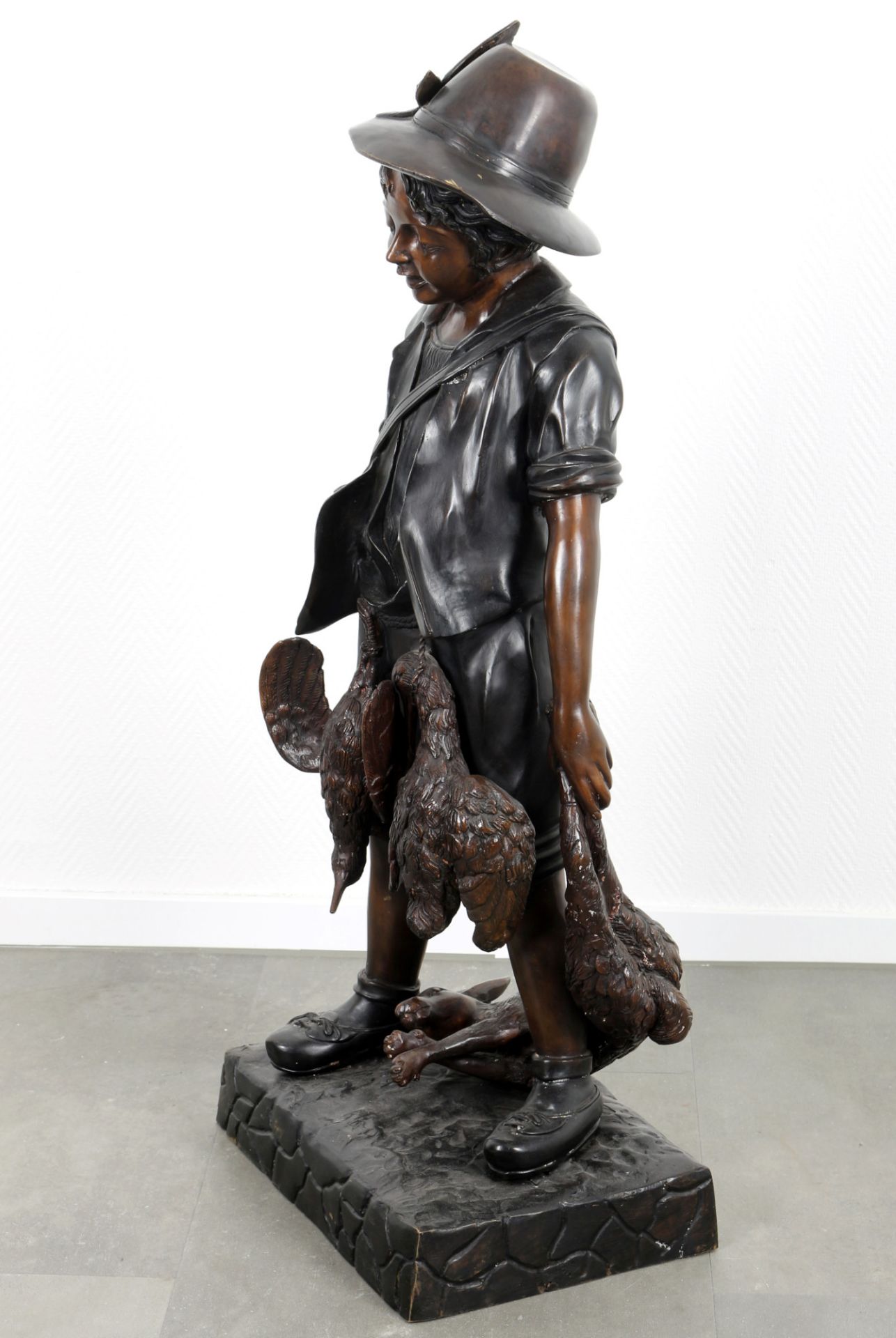 Bronze großer Jägerjunge H 105 cm, wohl nach Auguste Moreau, bronze life-sized hunter boy, - Bild 2 aus 3