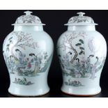 China Paar große Qianjiangcai Deckelvasen, Pair of large Qianjiangcai covered vases,