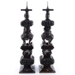 China Bronze Leuchterpaar mit Drachen 18./19. Jahrhundert, pair of candlesticks with dragons 19th/