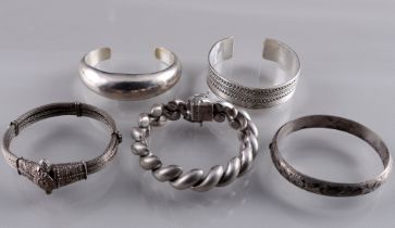 835-925 Silber 5-teilige Armreif und Armband Sammlung, 835-925 silver 5-piece bangle and bracelet bu