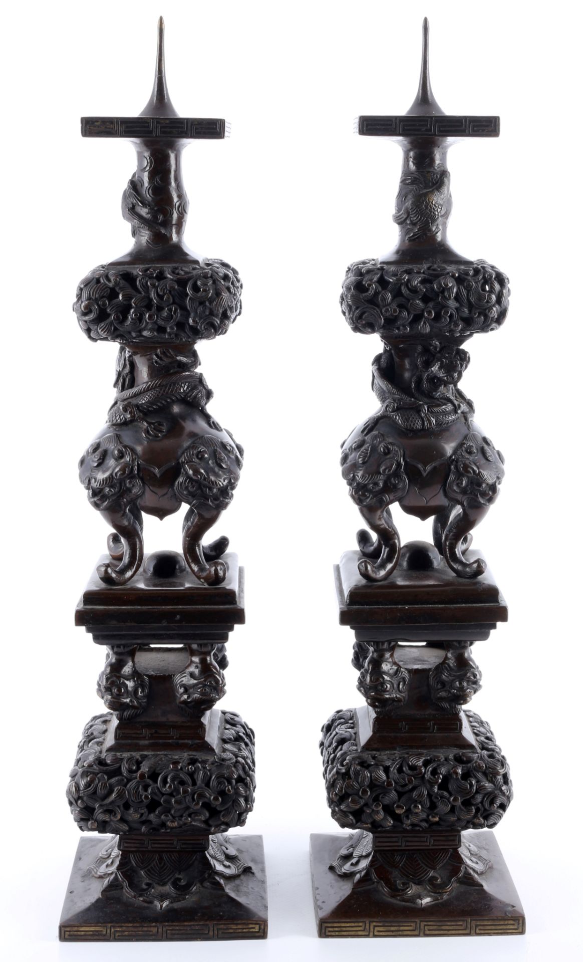 China bronze pair of candlesticks with dragons 18th/19th Century, Leuchterpaar mit Drachen 19./18.