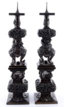 China Bronze Leuchterpaar mit Drachen 18./19. Jahrhundert, pair of candlesticks with dragons 19th/