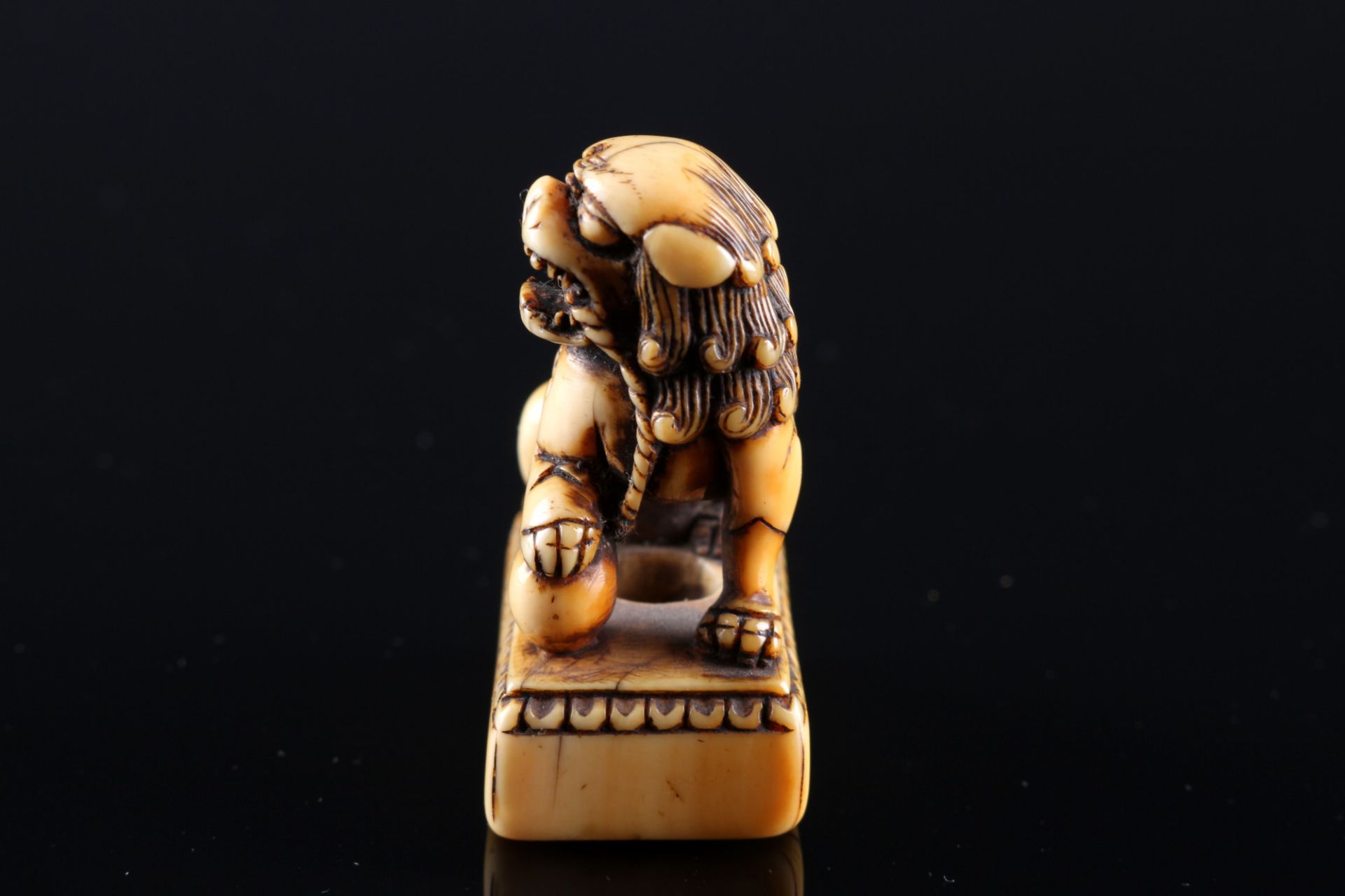 Japan 18th century, ivory netsuke shishi on base, Edo period, - Image 2 of 7