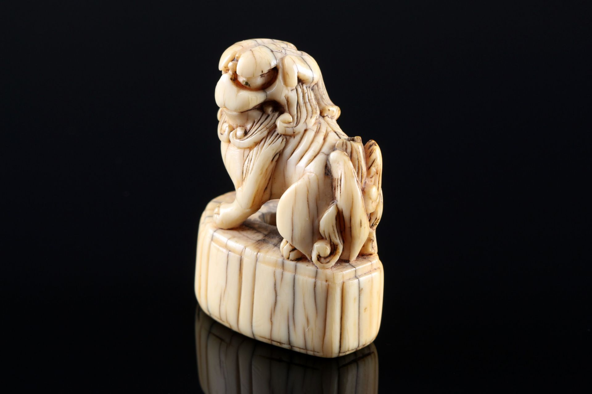 Japan 18th century, ivory netsuke shishi on base, Edo period, - Image 2 of 7