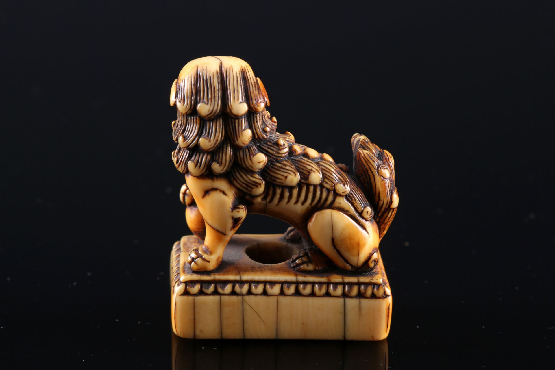 Japan 18th century, ivory netsuke shishi on base, Edo period, - Image 3 of 7